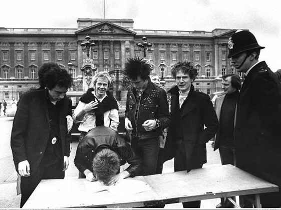 The 10th of March 1977 outside of Buckingham Palace, From left to right: John Lydon, Steve Jones, Paul Cook, new bass player Sid Vicious and the groups manager, Malcom McLaren.