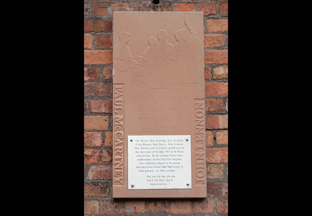Memorative Plaque of the meeting between Lennon and McCartney (cc) hddod