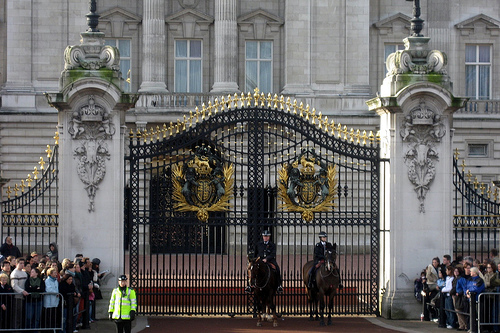 Buckingham Palace 2006, photographer Wally Gobetz, displayed under Creative Commons